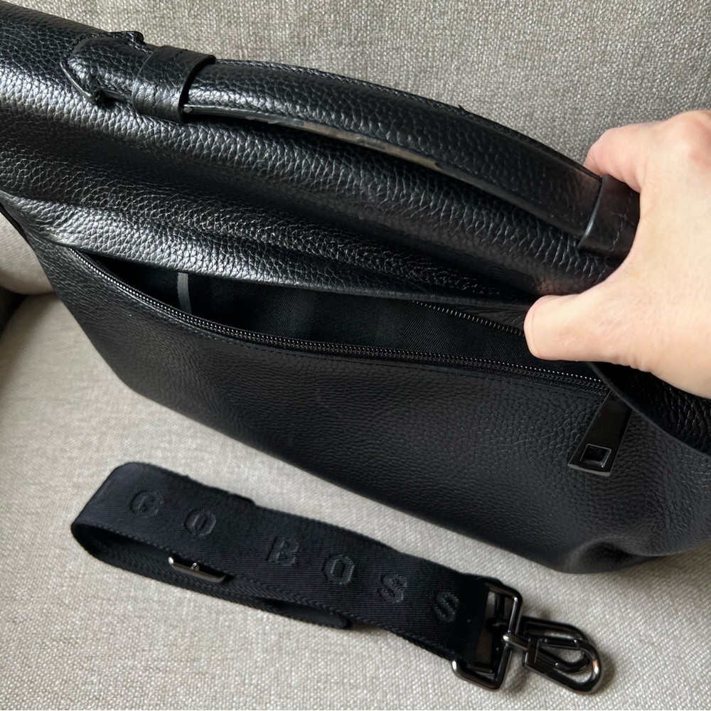 HUGO BOSS Black Leather Messenger Laptop Men's Bag - Picture 14 of 16
